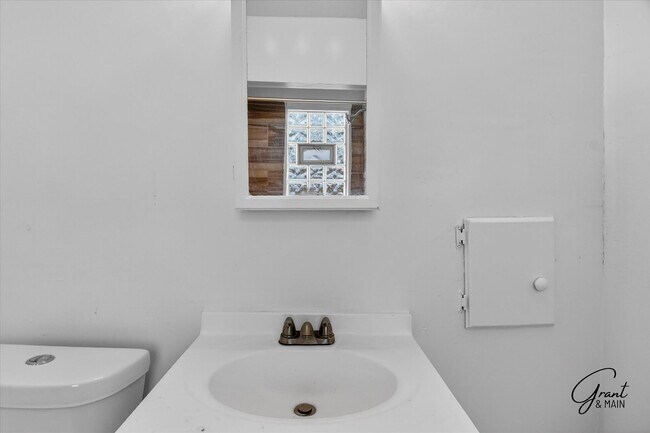 Building Photo - $1300 3 bedrooms