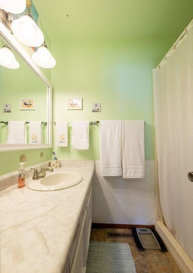 Building Photo - Charming 3-Bedroom Ranch for Rent in Prime...