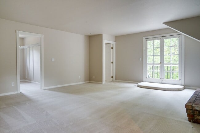 Building Photo - Ravensdale 3 Story, close to Lake Retreat,...