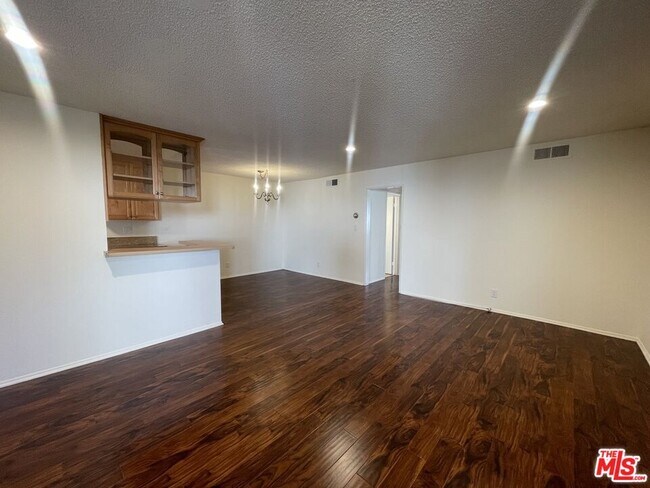 Building Photo - 5330 Zelzah Ave