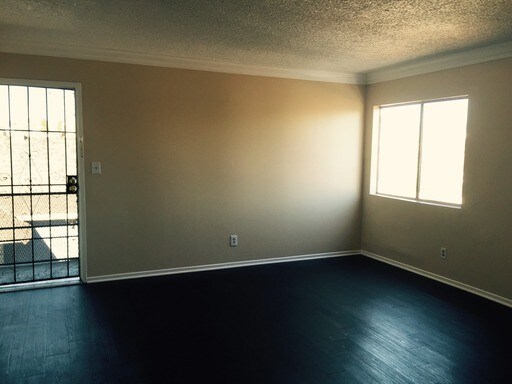 Building Photo - 1110 S Kenmore Ave