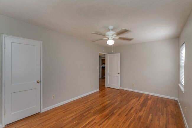 Building Photo - 2 bed/1 bath apartment for rent in Summerville, in-unit washer & dryer!