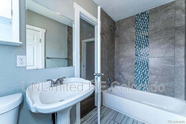 Building Photo - 504 King St