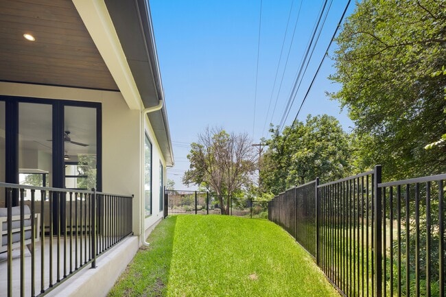 Building Photo - 2504 Bluffview Dr