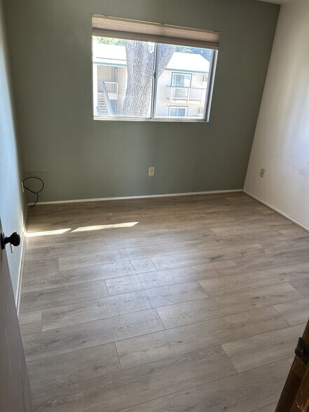 Bedroom pic 1 - 407 Crocker St