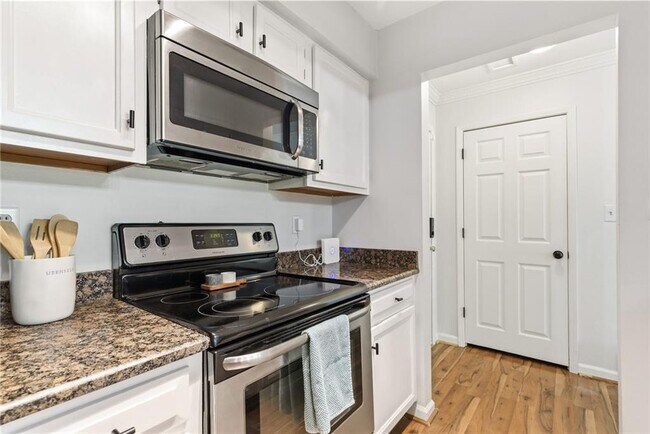 Building Photo - 24307 Plantation Dr NE