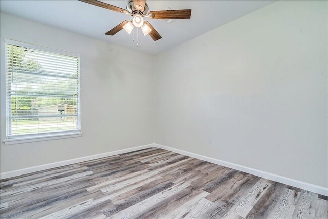 Building Photo - 1800 Forestglade Dr