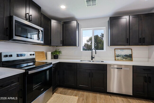 Building Photo - 454 S Pioneer