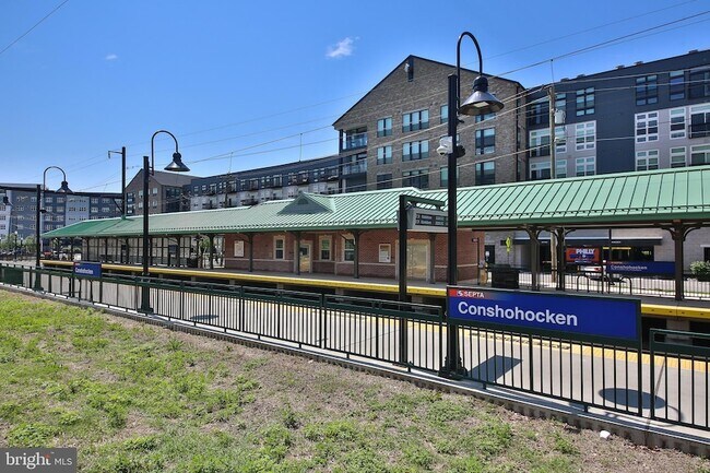 Building Photo - 300 W Elm St