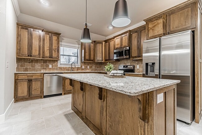 Building Photo - Beautiful home awaits you!