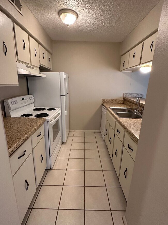 Building Photo - 6692 Whispering Oak Pl