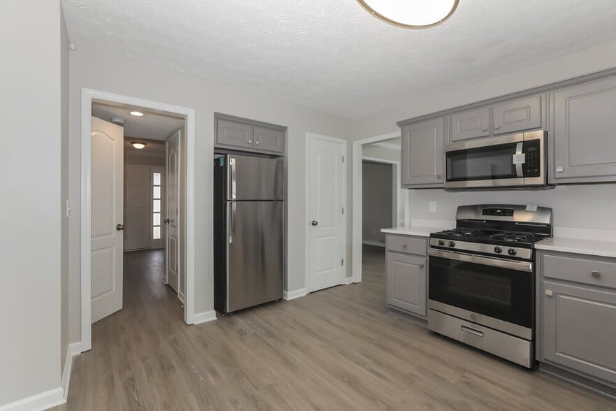 Building Photo - 2403 Scarlet Ln SE