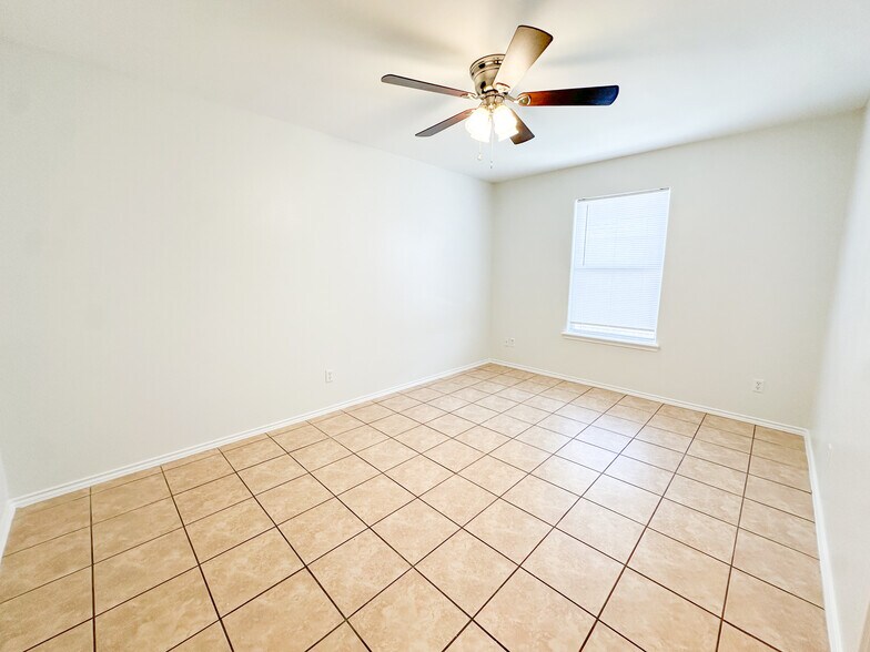 Building Photo - 709 Sonesta Dr