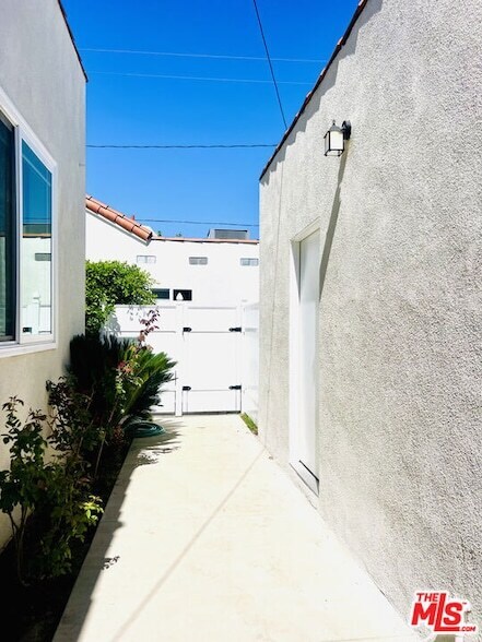 Building Photo - 926 N Pass Ave