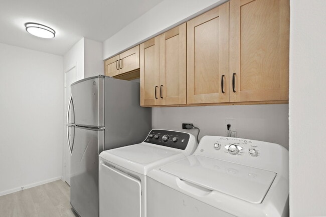 Building Photo - "Charming 3-Bed Townhouse Oasis with 2.5 B...