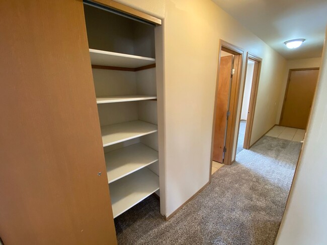 Building Photo - 4 Bed, 2 Bath Home!