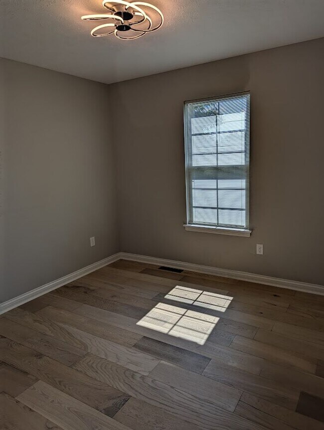 Building Photo - 3 bedroom 1 bath home with a basement and garage!