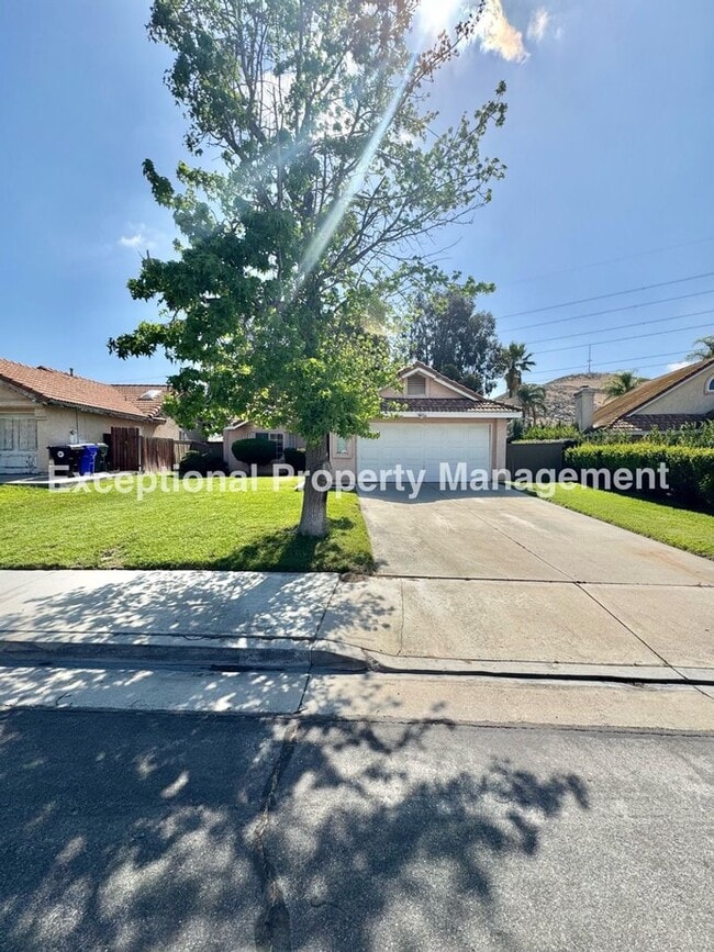 Building Photo - Ready to move in 2 bedroom 2 bath home!