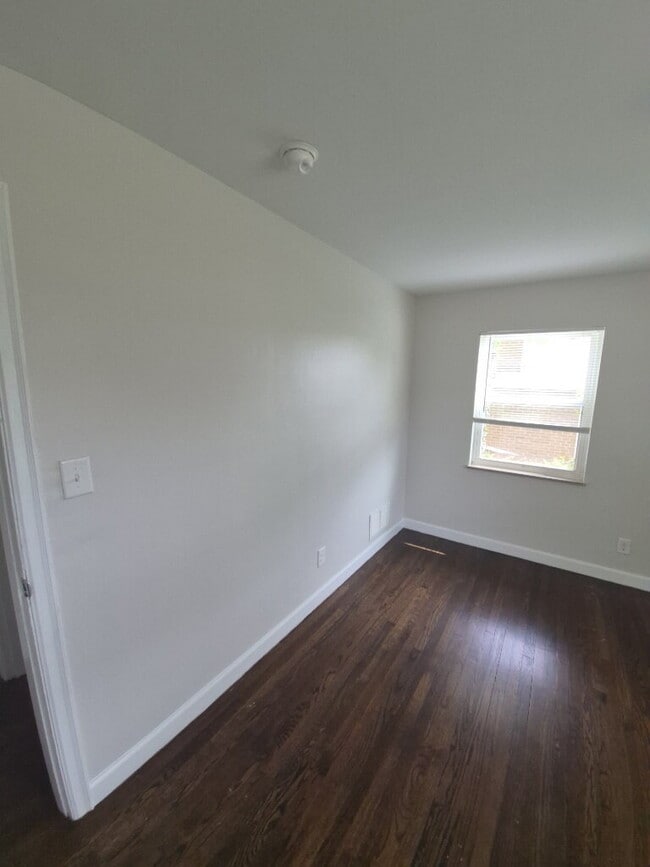 Building Photo - 5568 Raceview Ave