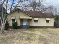 Building Photo - **AVAILABLE NOW**3 Bedroom / 1 Bathroom Ho...