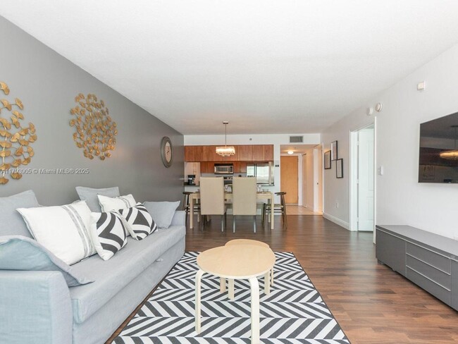 Building Photo - 1200 Brickell Bay Dr