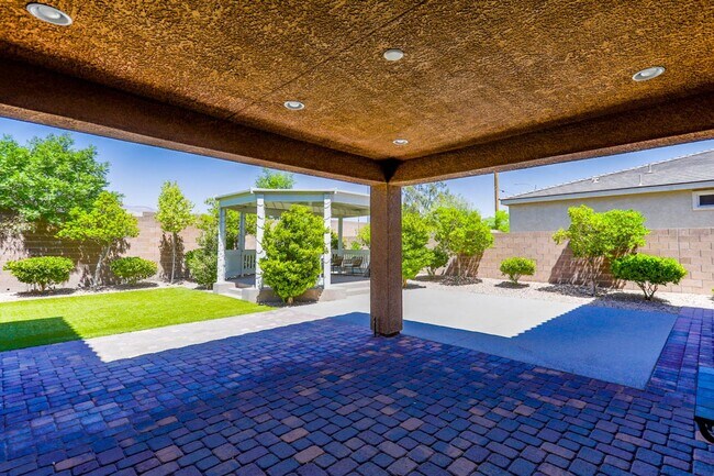 Building Photo - Stunning 5 Bed, 4 Full Baths And 2 Half Ba...