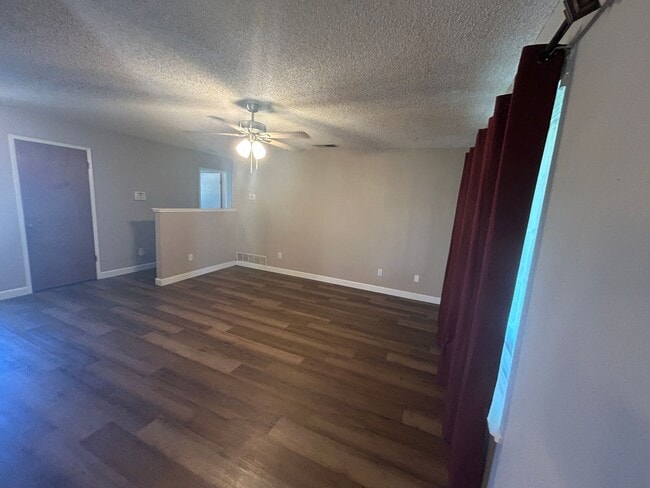 Building Photo - 3 bedroom 2 bath move in ready in Lemoore ...