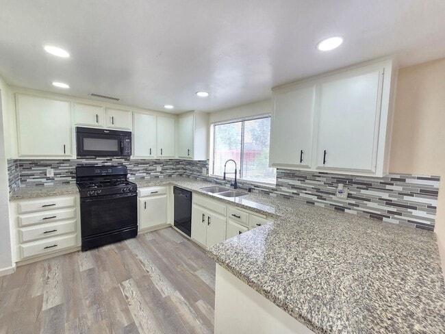 Building Photo - Pool Home – 3 Bed | 3 Bath | 1,625 Sq Ft