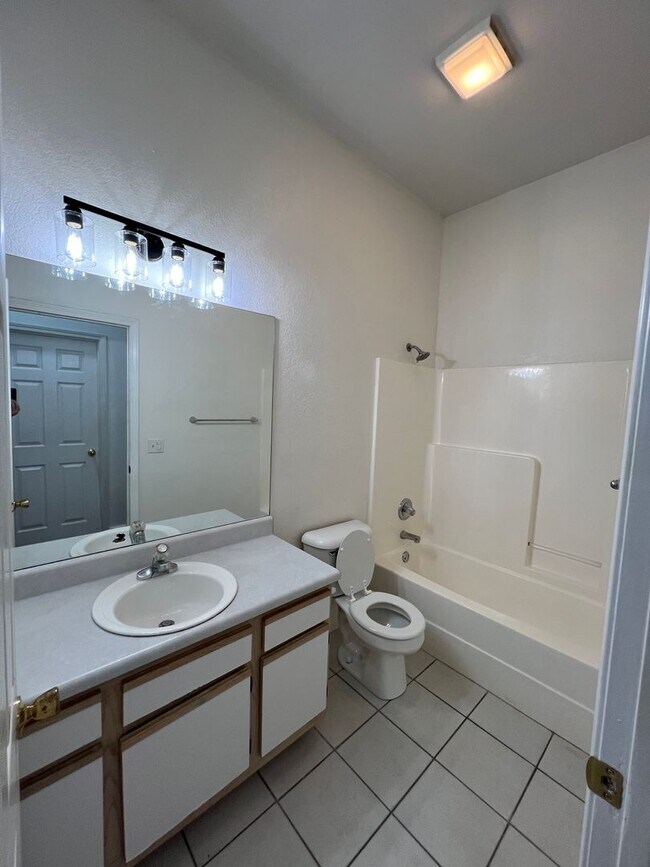 Building Photo - 985 N Daisy Ln