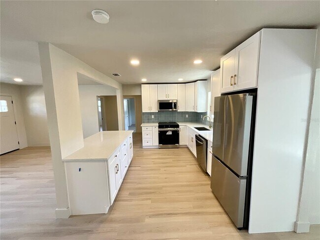 Building Photo - 644 Manor Dr W