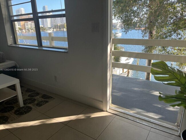 Building Photo - 2100 Diana Dr