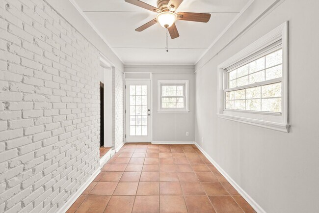 Building Photo - Cute 3-Bedroom Brick Ranch in Oakhurst!