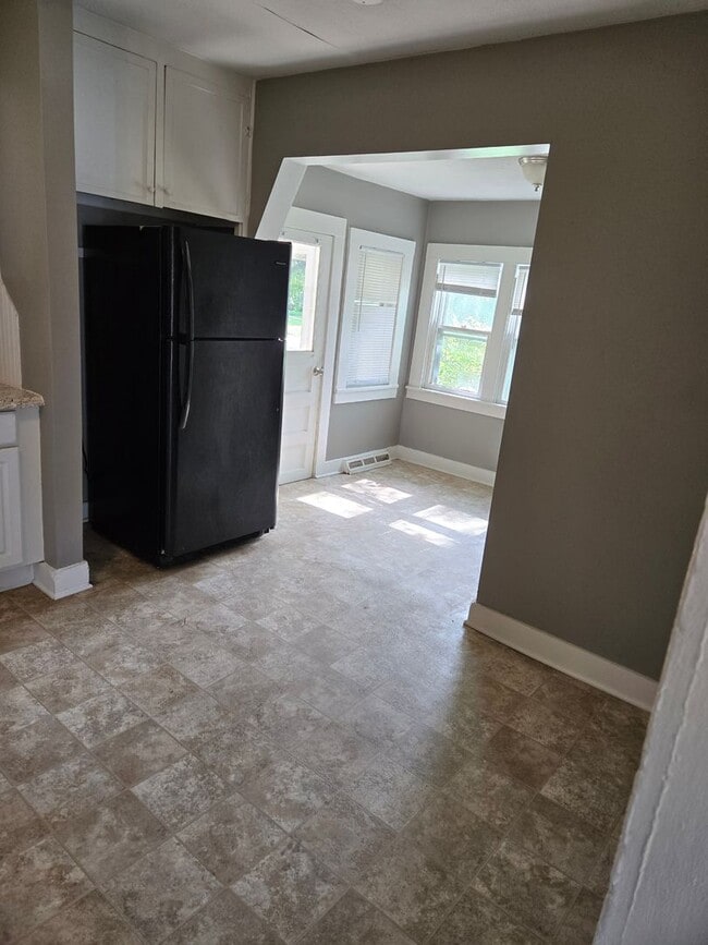 Building Photo - Charming 2-Bedroom Home with Open Floor Plan & Fenced Backyard