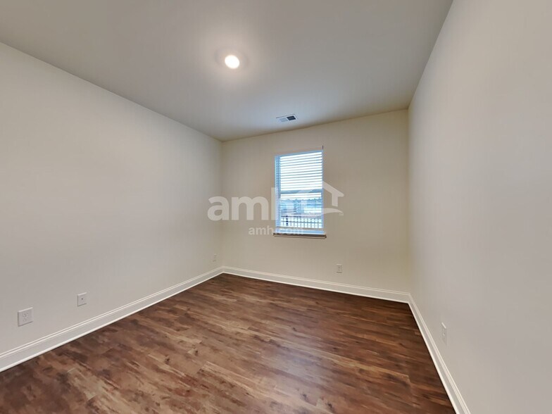 Building Photo - 2003 Windsor Park Ave