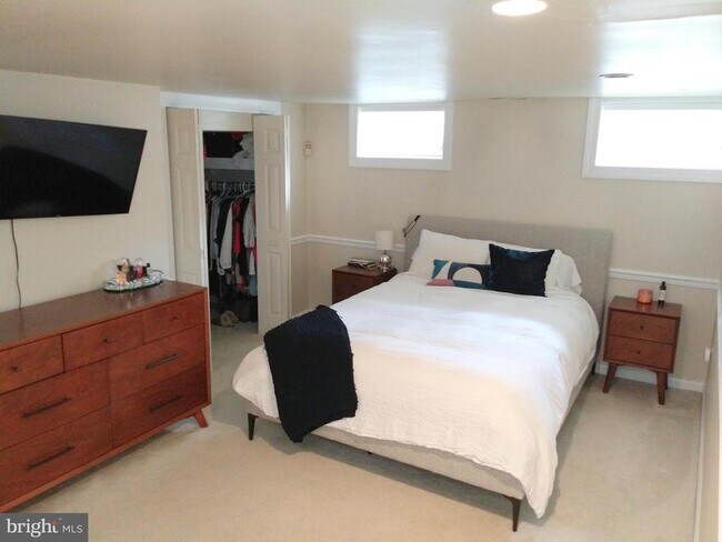 Building Photo - 2043 Mt Vernon St