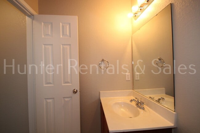 Building Photo - Bridgewood Beauty