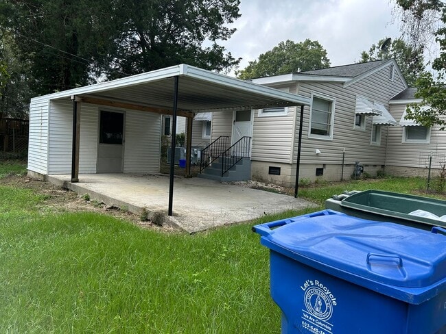 Building Photo - 2 Bedroom House off of Rosewood Available Now