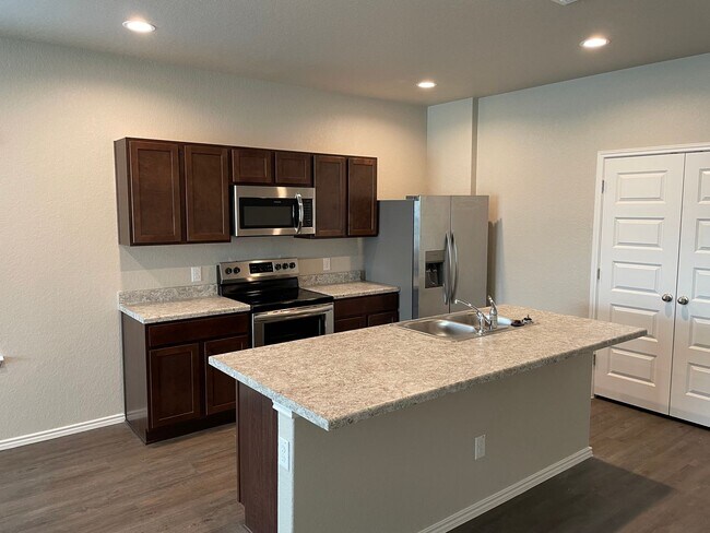 Building Photo - Four Bedroom | Two Bath Home in Scott's Ho...