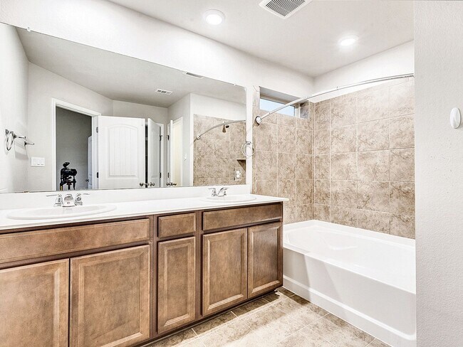 Building Photo - Warm & Welcoming 3/BR 2.5 Home in Dripping...