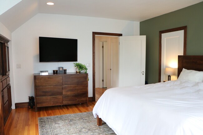 Main Bedroom - 140 NW Maywood Dr