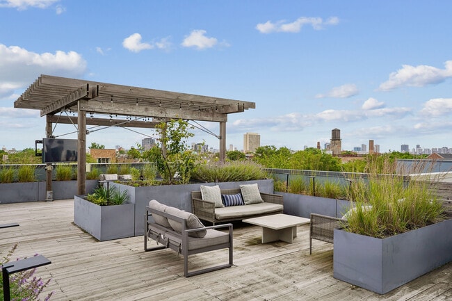 Luxe on Chicago apartments — community photo - Luxe on Chicago