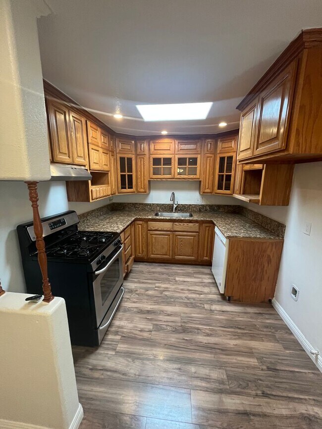 Building Photo - 5850 Cedarglen Dr