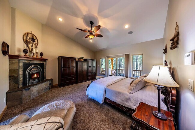 Building Photo - Large Mountain Luxury Home