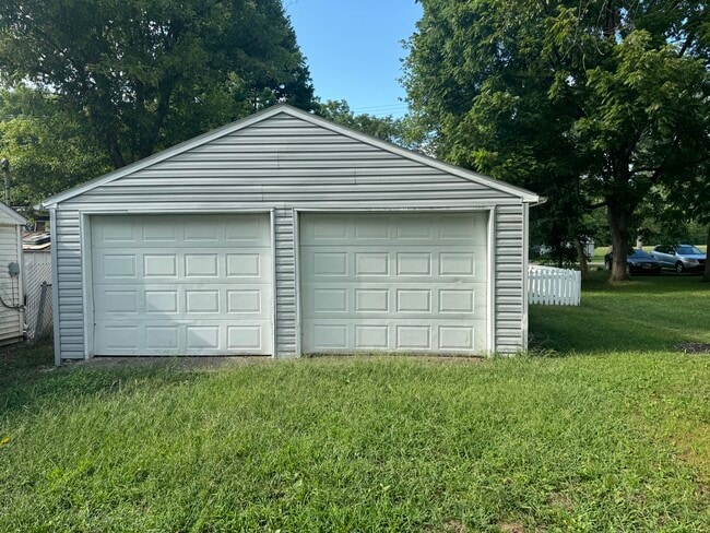 Building Photo - Oak Grove