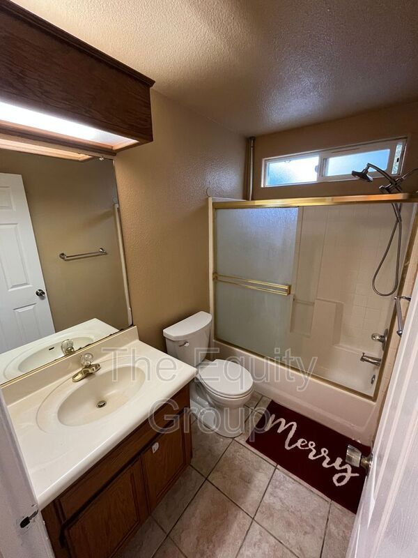 Building Photo - 1672 W Julieanne Ave