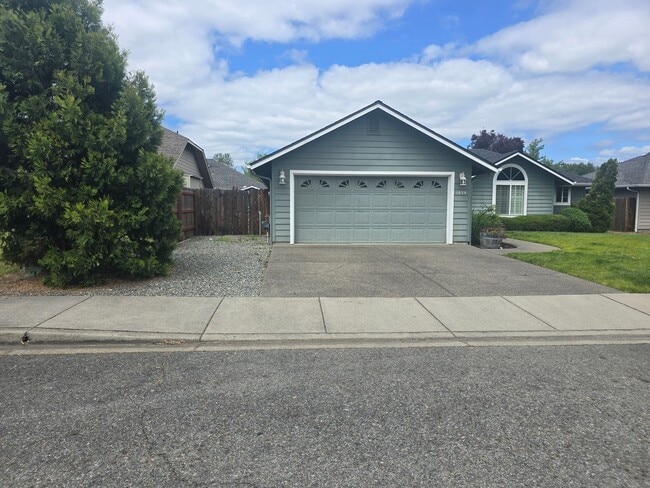 Building Photo - 3 bed 2 bath  Home for Rent in Grants Pass