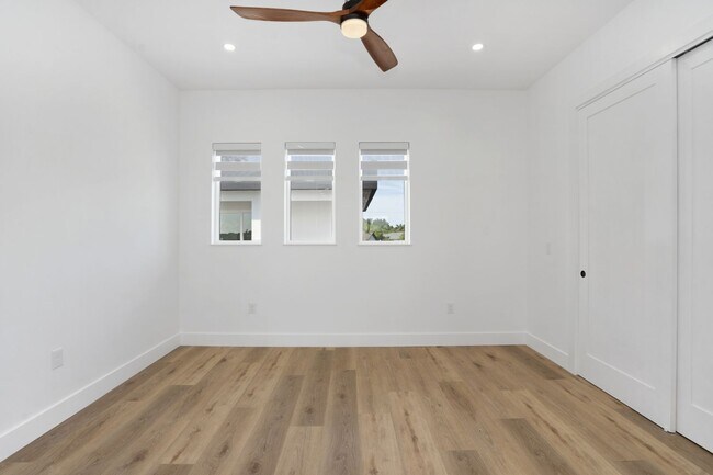 Building Photo - 5/3 Luxury Custom Home plus Boat dock, Pool and Stunning Views!!