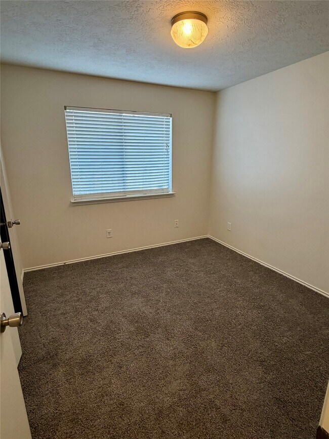 Building Photo - 8943 Farm Ridge Ln