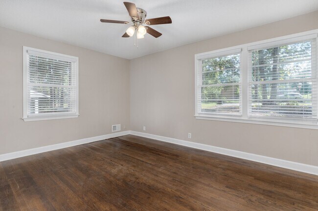 Building Photo - Renovated 3-Bed, 2-Bath Brick Home – Spaci...