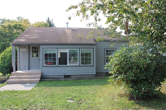 Building Photo - 3 Bedroom, 1.5 Bathroom House! Available now!
